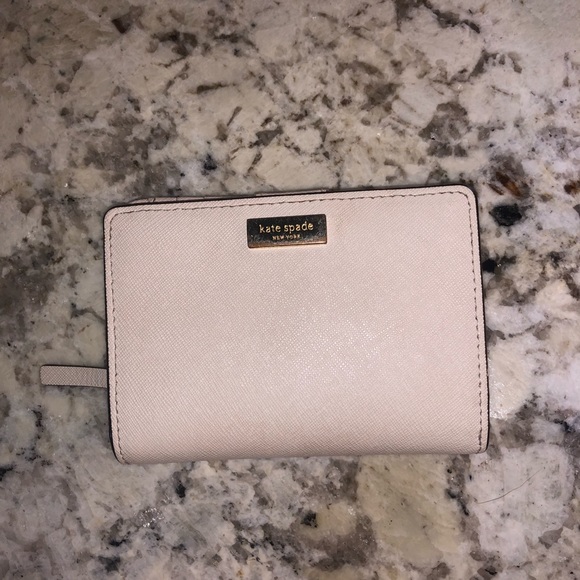 kate spade Handbags - ♠️ Kate spade bi-fold wallet ♠️